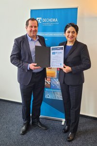 Dr. Özlem Weiss, CEO Expertants GmbH, and Dr. Andreas Förster, CEO DECHEMA, present the Kooperation between DECHEMA and Messe Erfurt GmbH